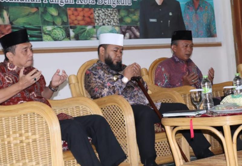 Walikota Bengkulu (tengah) saat menghadiri Rakor.