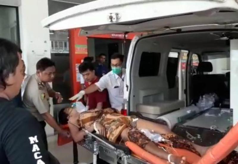 Tersangka utama pembunuhan mahasiswi UNIB saat tiba di RS Bhayangkara Bengkulu.