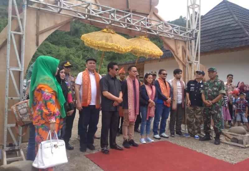 Saat Penyambutan kedatangan Bupati Rosjonsyah.