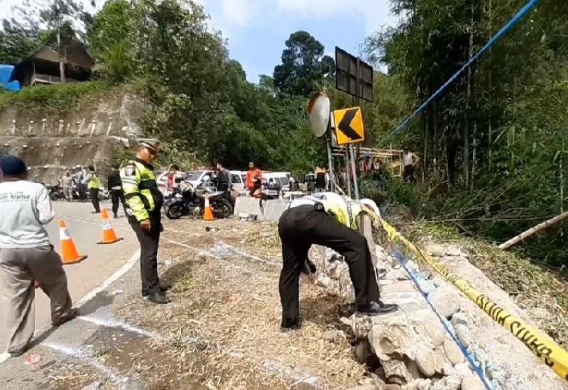 Satlantas Polres Pagar Alam saat melakukan olah TKP.