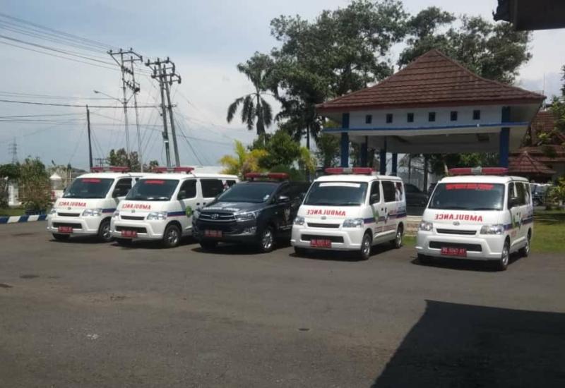 Ambulans yang diterjunkan Pemkot Bengkulu untuk membantu korban kecelakaan Bus Sriwijaya.