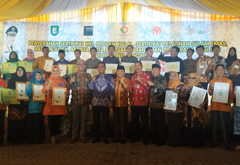 Saat sesi foto bersama penerima sertifikat dan bantuan.