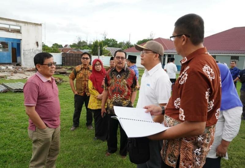 Gubernur Rohidin saat meninjau lokasi pembangunan Rumah Sakit Pendidikan UNIB.