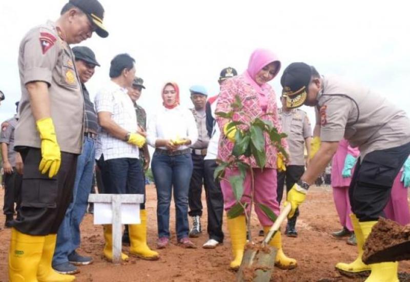 Kapolda beserta isteri saat menanam pohon di pekarangan Mapolres Benteng.