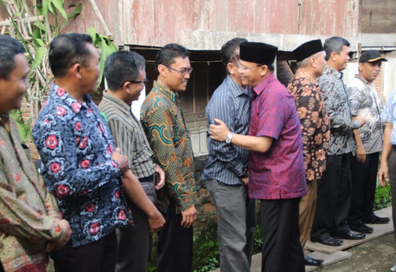 Gubernur Rohidin saat bersilaturahmi dengan masyarakat suku Lembak di Rejang Lebong.