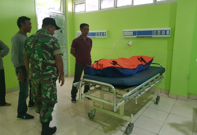 Mayat Laki-laki paruh baya saat dibawa ke RSUD Mukomuko.