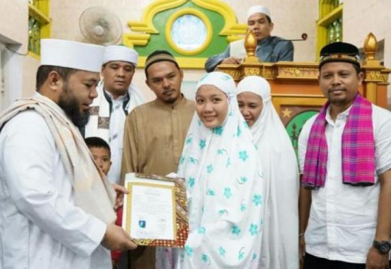 Keluarga pedagang kue jadi mualaf diberikan penghargaan oleh Walikota Bengkulu.