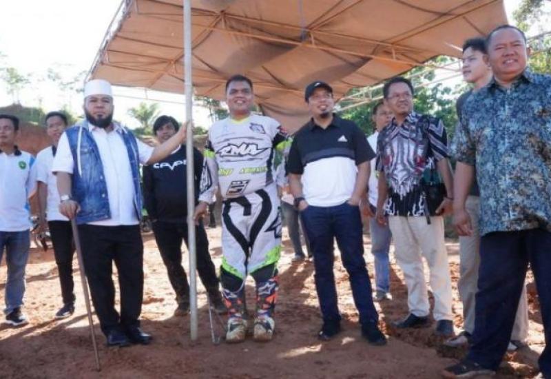 Walikota dan Wakil Walikota saat meninjau lokasi.