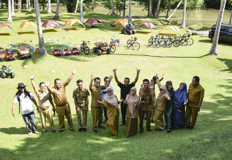 Pejabat Pemda Luwu Utara saat meninjau Desa Baloli.