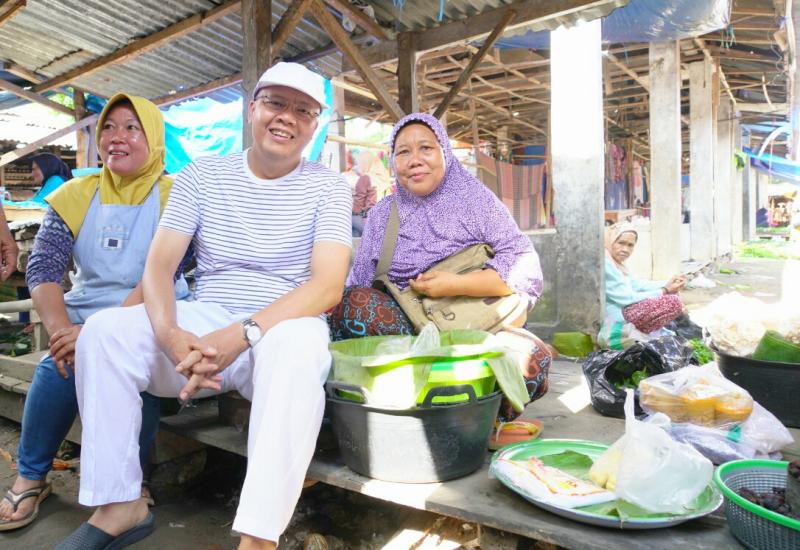 Gubernur Rohidin saat berfoto bersama pedagang pasar Kutau Manna.