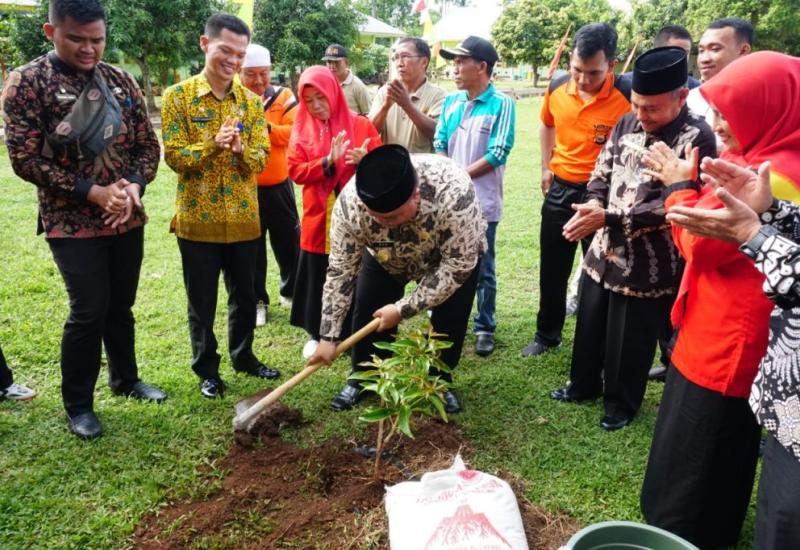 Wabub BS saat menanam pohon.