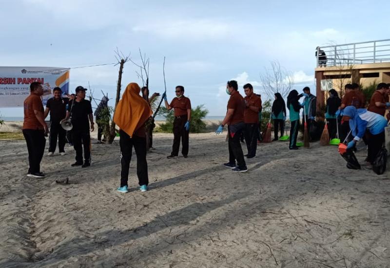 DJPB Bengkulu saat melaksanakan aksi bersih pantai.