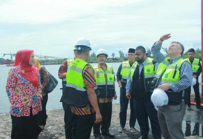 Gubernur dan jajaran saat meninjau langsung lokasi rencana pembangunan perusahaan mobil listrik bersama investor Australia.