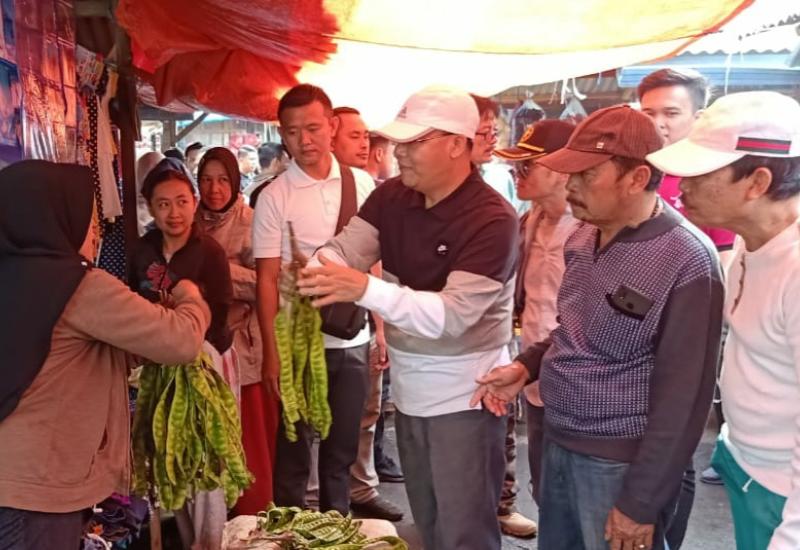 Gubernur Rohidin saat berbincang bersama pedangan Pasar Atas Curup.