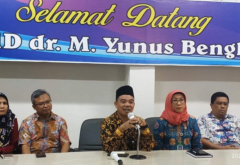 Direktur RSUD M Yunus saat melaksanakan konferensi pers.