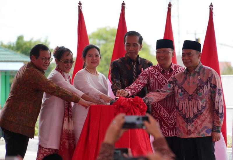 Momen saat penekanan tombol sirine yang membuktikan bahwa Monumen Fatmawati telah diresmikan.