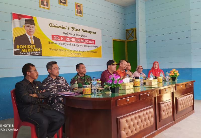 Camat Enggano saat menyampaikan sambutannya.