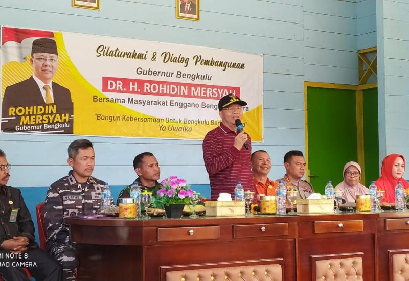 Gubernur Rohidin Mersyah saat menyampaikan Piagam Membangun Enggano.