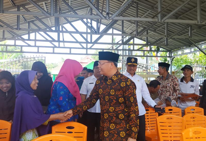 Gubernur Rohidin saat bertemu dengan masyarakat Desa Dermayu.