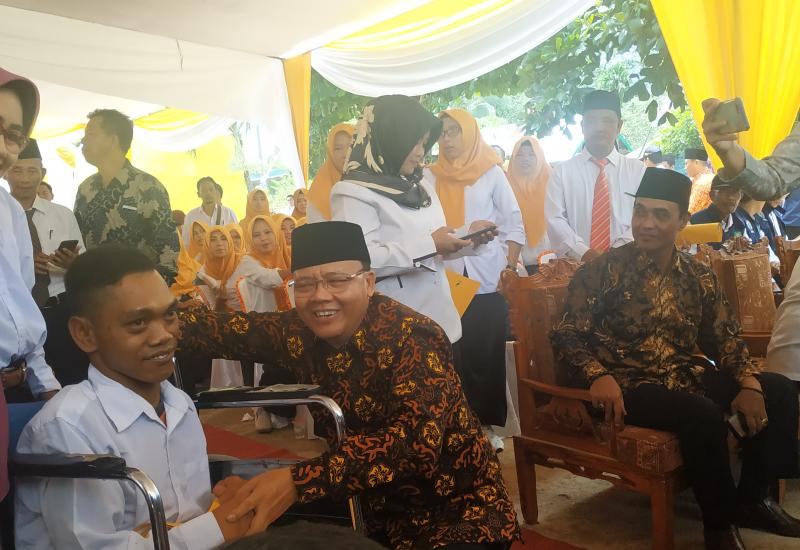 Senyum salah satu honorer penyandang disabilitas saat diberikan SK nya.