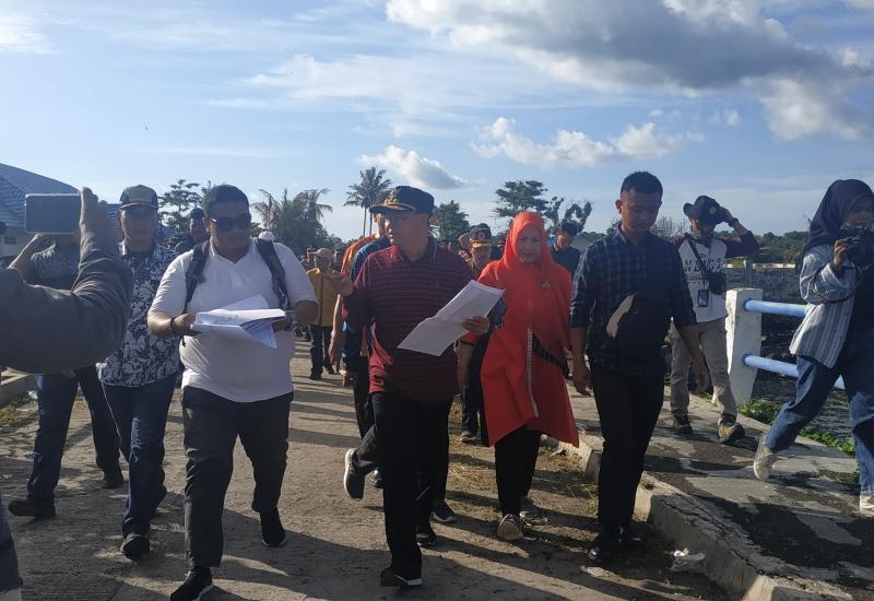 Gubernur Rohidin saat meninjau Pelabuhan Kahyapu.