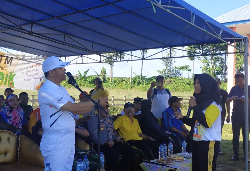 Gubernur saat melatih siswi SMA N 6 BU terkait kepercayaan diri.