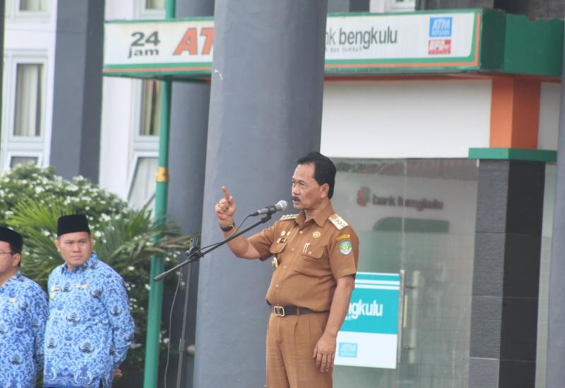 Bupati Ferry Ramli saat menyampaikan arahannya saat upacara bulanan.