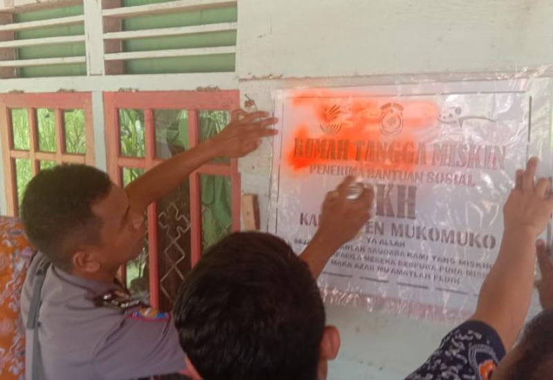 Petugas saat menandai rumah penerima bantuan PKH.