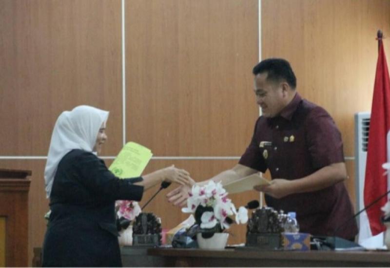 tampak juru bicara fraksi menyerahkan hasil pandangan fraksi atas dua Raperda yang dibahas.