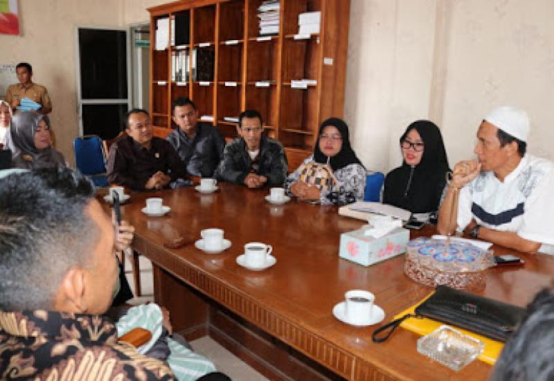 Ketua DPRD Bnteng saat menerima audiensi guru honorer.