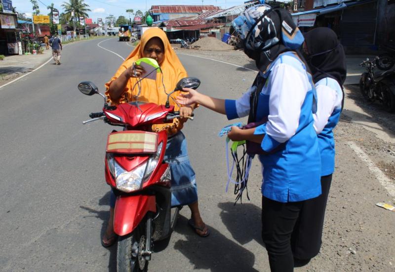 Cegah Penularan Covid-19, Diskominfo Benteng Beserta Awak Media Bagi Masker ke Pengendara
