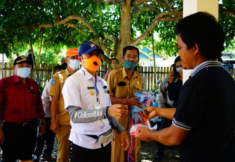 Sambangi Tiga Desa, Bupati Gusnan Bagi Masker dan Semangati Warga