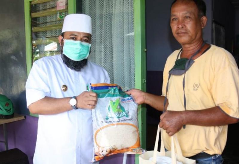 70 Warga RT 8 Jalan Gedang Terima Bantuan Sembako