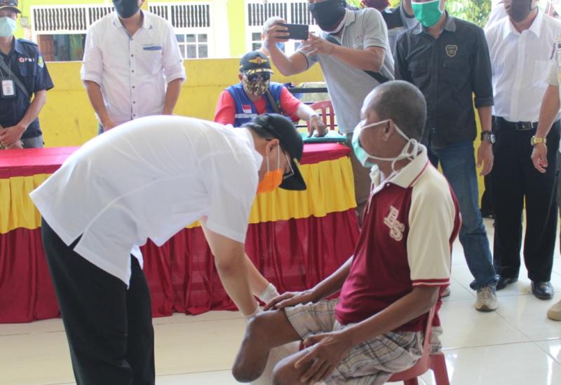 Warga Benteng Terima Bantuan Dari Gubernur, Ferry Ramli Ucap Banyak Terimakasih