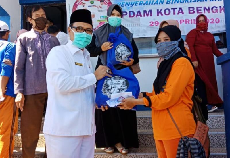 Tidak Ada Pasar Ramadhan, PDAM Kota Bagi Takjil ke Masyarakat