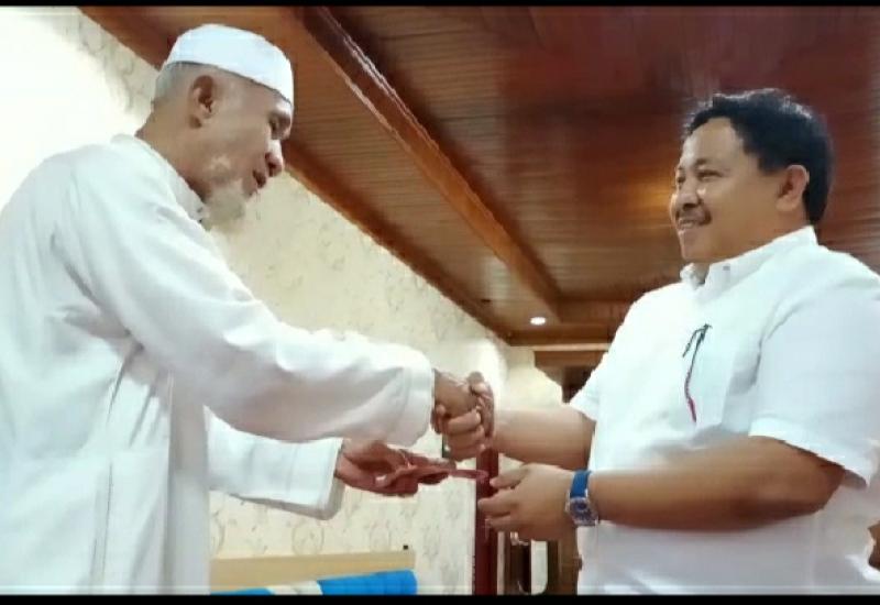 Kepala OPD saat menyerahkan gajinya di Bulan April.