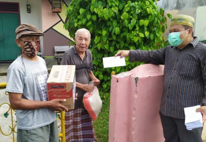 Salurkan Bantuan Rasmie, Ketua Rt 8 Padang Jati Gunakan Jasa Transportasi Online