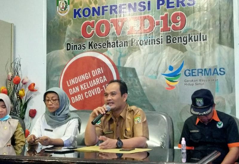 Kadinkes Provinsi saat konferensi pers.