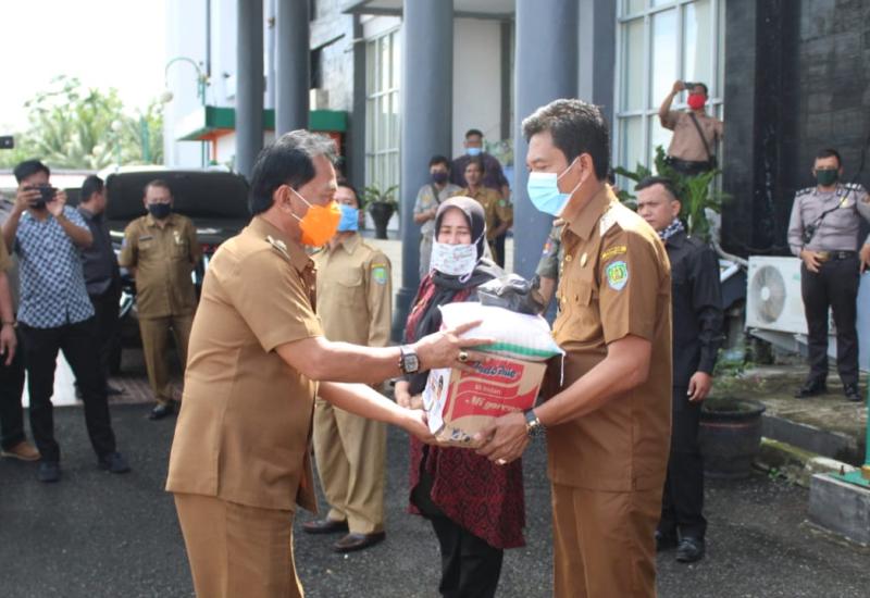 Pemda Benteng Beri Bantuan Warga Terdampak Covid-19