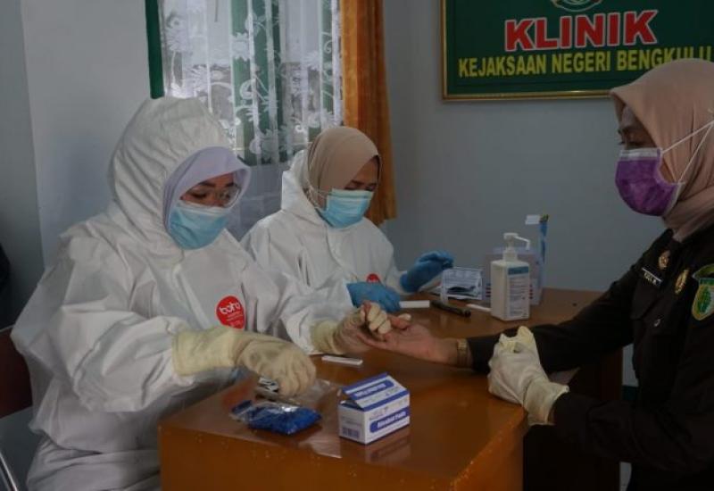Cegah Penyebaran Covid-19, Pegawai Kejari Bengkulu Dirapid Test
