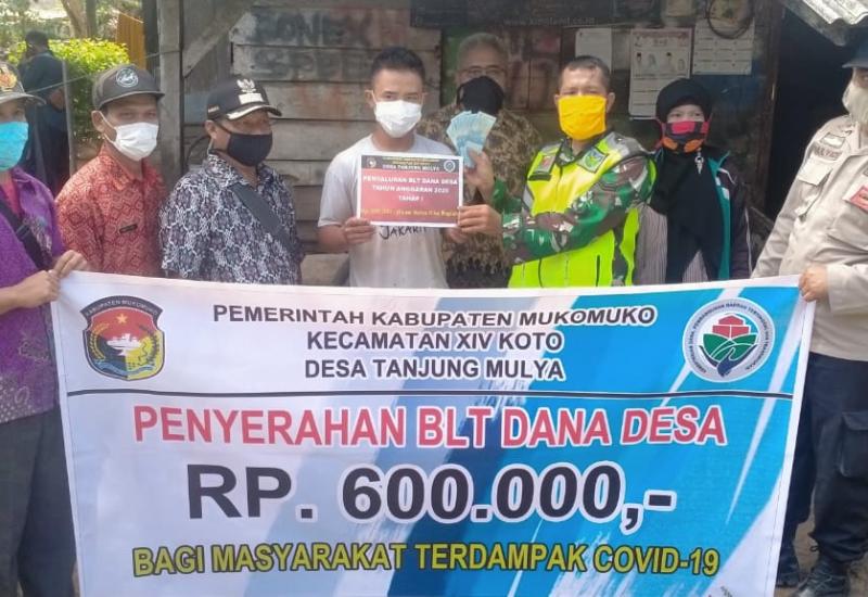 Di Tanjung Mulya, Penyerahan BLT Dana Desa Secara Door To Door