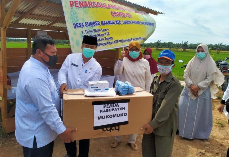 Tinjau Posko Jalan Tikus, Bupati Choirul Huda Serahkan Bantuan Alat Medis