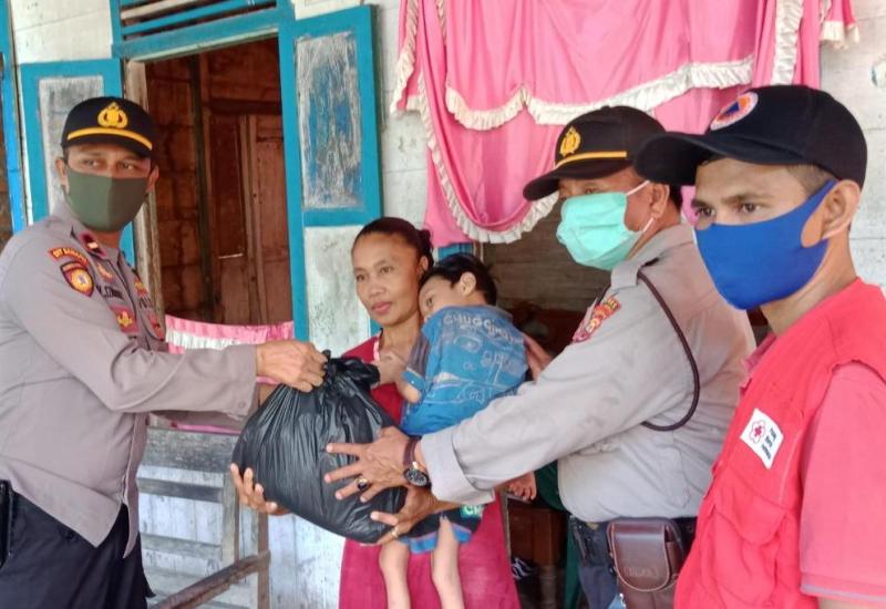 Peduli Masyarakat Terdampak Covid-19, Polres Mukomuko Salurkan Sembako di 3 Kecamatan