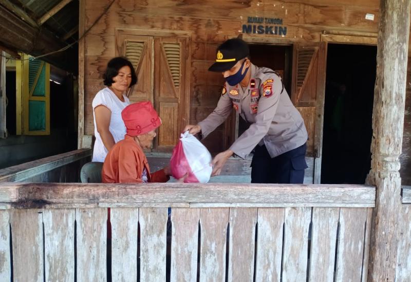 Terdampak Covid-19, 12 Warga Kecamatan Teramang Jaya Dapat Sembako