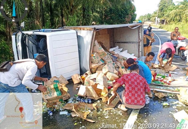 Pecah Ban, Truk Box Angkut Minuman dan Gula Terguling