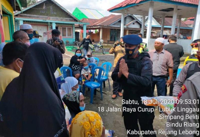 Bersinergi, TNI-Polri Patroli Sembari Bagi Sembako