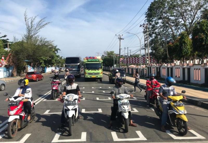 Ada Stop Line Ala Moto GP di Simpang GOR Sawah Lebar