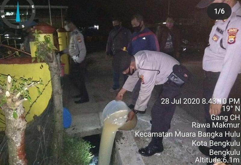 80 Liter Tuak Dituang ke Selokan