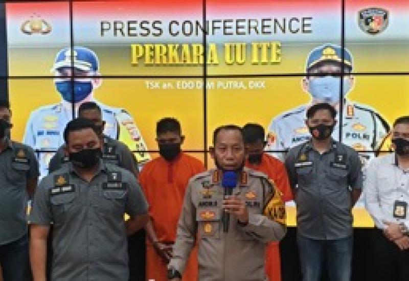 The Next Ferdian Pelaka, Youtuber "Prank Bagi Daging Isi Sampah" Tertunduk Usai Diamankan Polisi