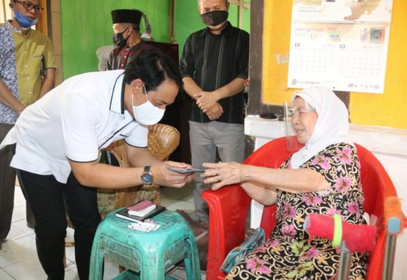 Salut, Dewa Antarkan Langsung E-KTP 2 Warga Kota Yang Sudah Lansia